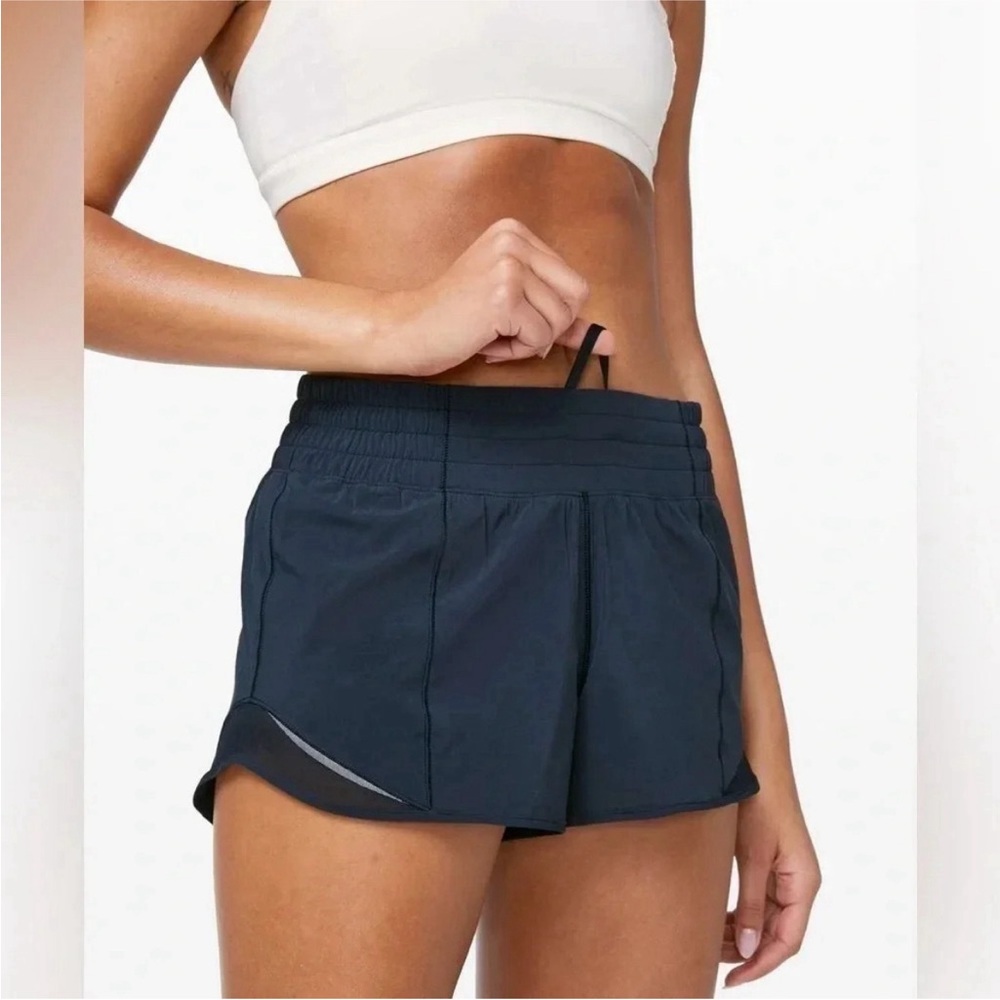 Brand new, never worn Lululemon Hotty Hot 2.5 inch lined shorts, Black